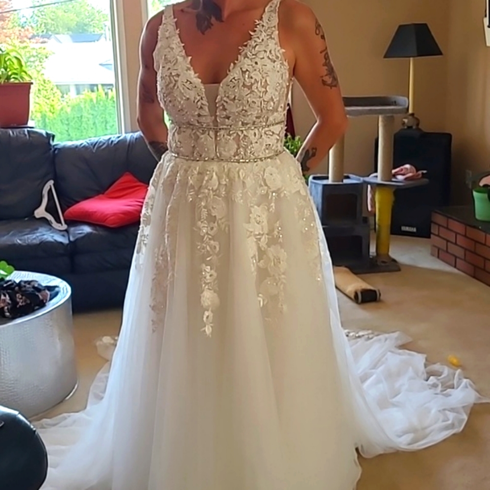 Wedding Dress size 14 Never worn.